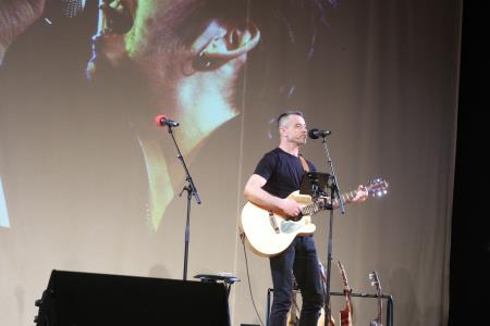 Kristijan Črlenec si je sposodil kitaro